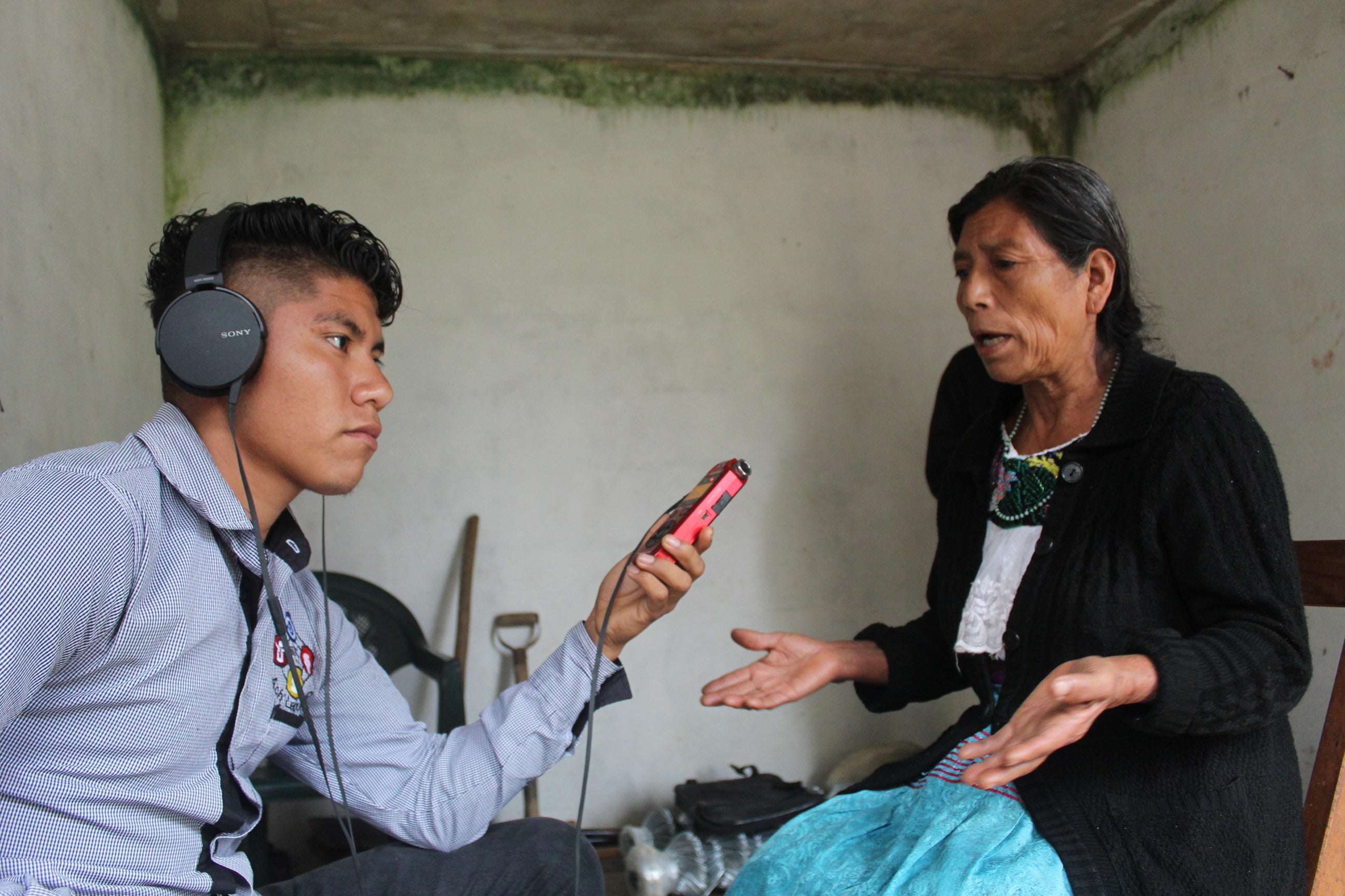 Jerónimo López realizando entrevistas con un anciana.