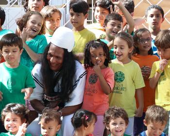 Calixto Suarez Villafañe with children in Colombia from Jane Goodall’s Roots & Shoots.