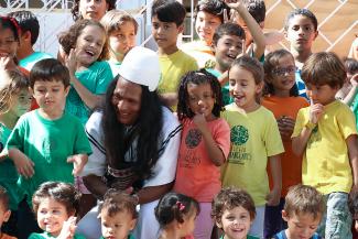 Calixto Suarez Villafañe with children in Colombia from Jane Goodall’s Roots & Shoots.